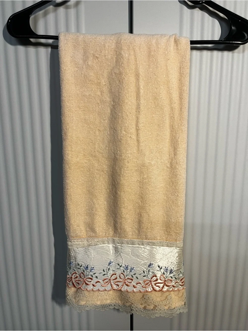 Briggs New York Cream Hand Towel with Embroidered Lace Trim